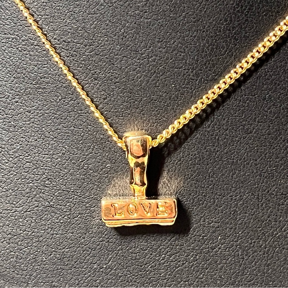 Vintage Avon LOVE SEAL PENDANT NECKLACE. rubber stamp!  New. Gold tone.